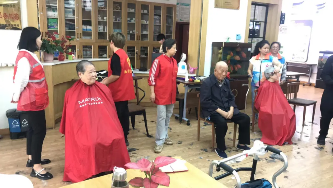 鄧葉平為爺爺奶奶理發(fā)剃須、剪指甲