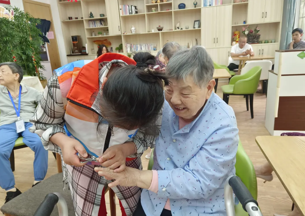 鄧葉平為爺爺奶奶理發(fā)剃須、剪指甲