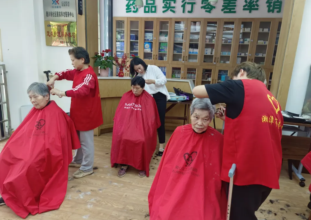 鄧葉平為爺爺奶奶理發(fā)剃須、剪指甲