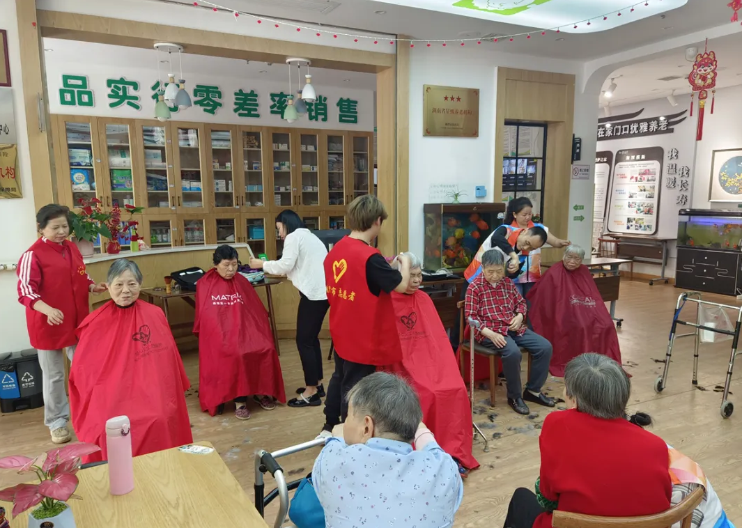 鄧葉平為爺爺奶奶理發(fā)剃須、剪指甲